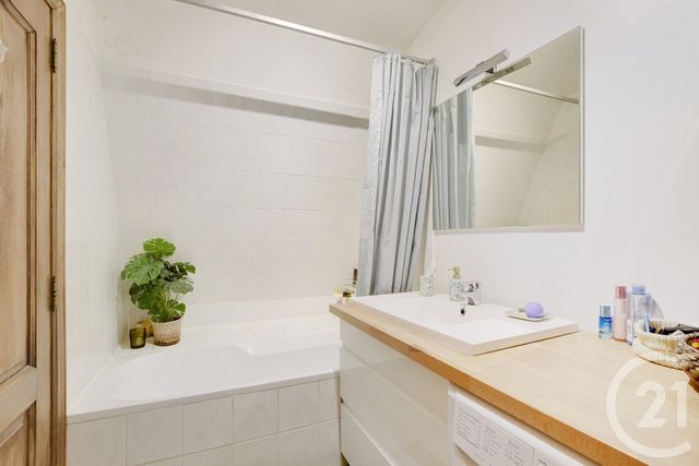 Appartement T3 à vendre - 3 pièces - 52.1 m2 - PARIS - 75018 - ILE-DE-FRANCE - Century 21 Quartier Des Théâtres